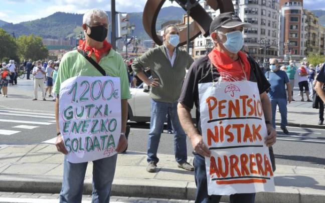 Los pensionistas han conseguido revalorizar más las pensiones en los últimos años que los trabajadores en activo sus salarios. Los pensionistas han conseguido revalorizar más las pensiones en los últimos años que los trabajadores en activo sus salarios.