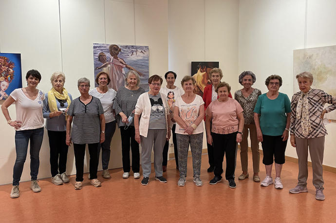 Algunas de las lodosanas que asisten a la jubiloteca posan junto a la monitora Paula Tejada (izda).