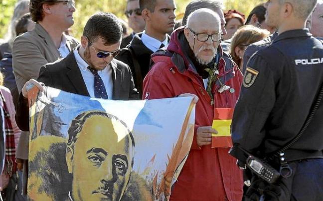 Un grupo de nostálgicos del franquismo se manifiesta en Mingorrubio-El Pardo. Un grupo de nostálgicos del franquismo se manifiesta en Mingorrubio-El Pardo.