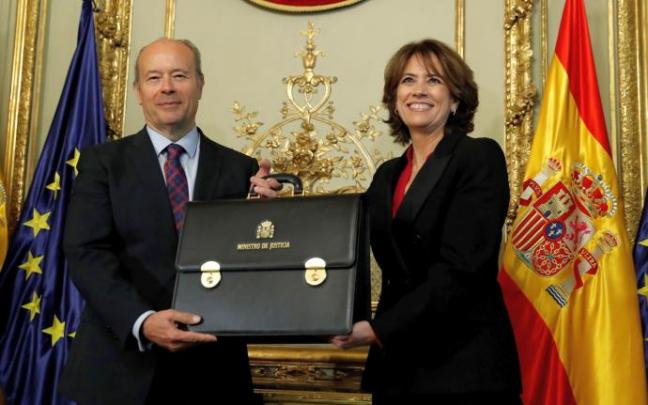 Dolores Delgado entrega la cartera de Justicia a Juan Carlos Campo, en enero del año pasado.