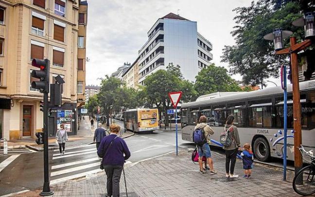 Varias personas caminan por las calles del barrio de Judimendi. Foto: Jorge Muñoz