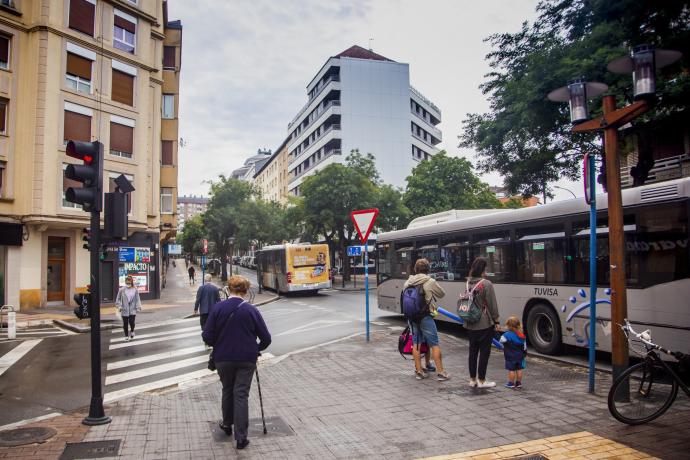 Personas andando por la calle, en el barrio de Judimendi.