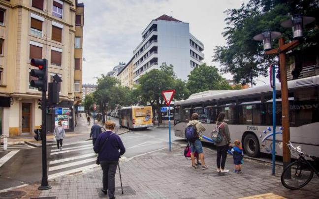 Personas andando por la calle, en el barrio de Judimendi.