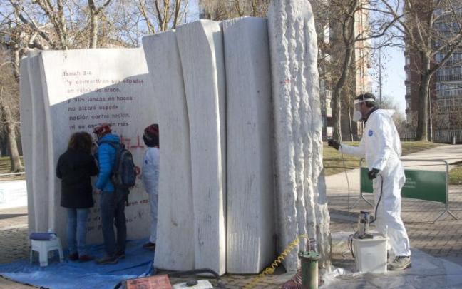 Operativo de limpieza y restauración del monumento 'Convivencia'.