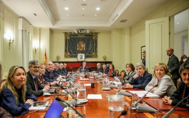 El presidente del Consejo General del Poder Judicial y del Tribunal Supremo, Carlos Lesmes, preside el pleno del CGPJ.