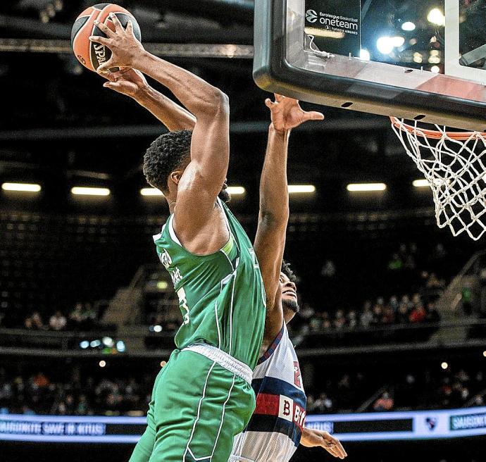 Nebo se 'comió' el aro en esta acción ante la impotencia de Enoch, muy endeble en labores defensivas. Foto: Zalgiris