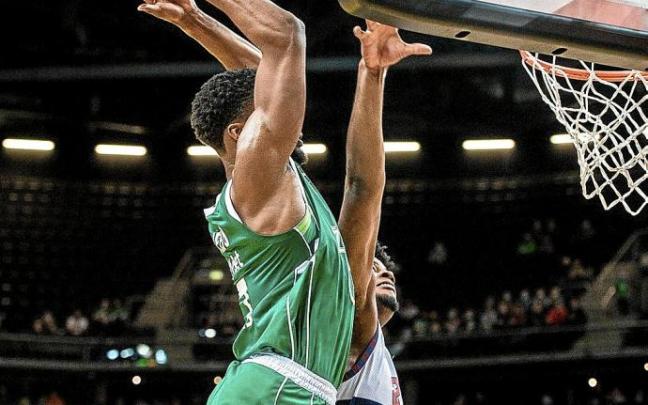 Nebo se 'comió' el aro en esta acción ante la impotencia de Enoch, muy endeble en labores defensivas. Foto: Zalgiris