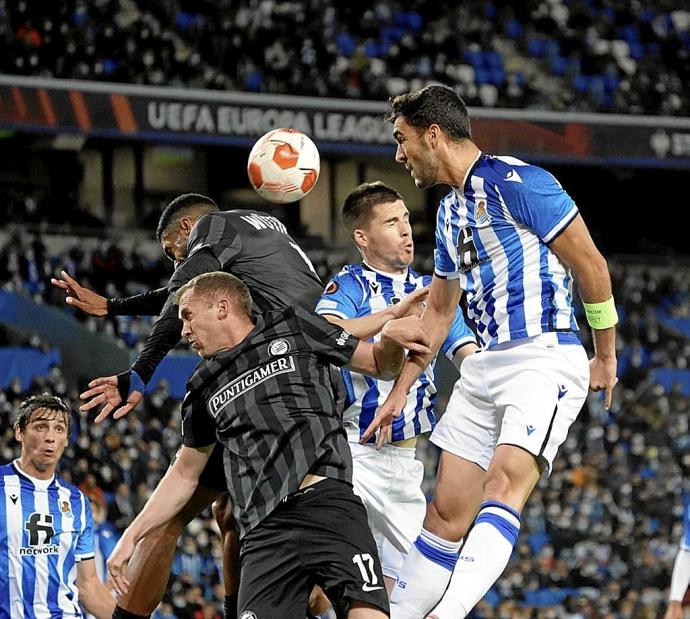 Mikel Merino remata de cabeza durante el partido europeo de Anoeta contra el Sturm Graz austríaco.