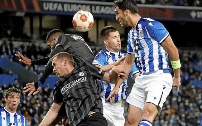 Mikel Merino remata de cabeza durante el partido europeo de Anoeta contra el Sturm Graz austríaco.