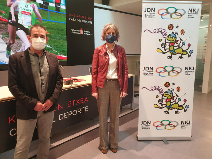 Primitivo Sánchez, subdirector del Instituto Navarro del Deporte y la consejera de Cultura y Deporte, Rebeca Esnaola.