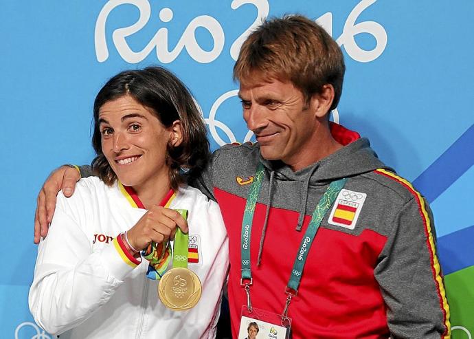 Maialen Chourraut, tras colgarse el oro en Río, junto a Xabi Etxaniz. Foto: Efe