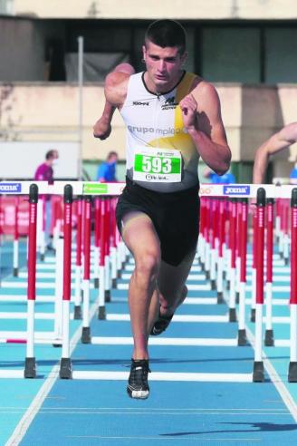 Asier Martínez (Grupompleo), cruzando la línea de meta en la última prueba de 110 metros vallas que disputó en Larrabide en junio.