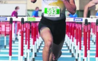 Asier Martínez (Grupompleo), cruzando la línea de meta en la última prueba de 110 metros vallas que disputó en Larrabide en junio.