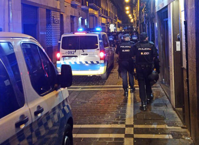 Policía Nacional y Policía Municipal, en el Casco Viejo de Pamplona la pasada noche.