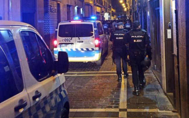 Policía Nacional y Policía Municipal, en el Casco Viejo de Pamplona la pasada noche. Policía Nacional y Policía Municipal, en el Casco Viejo de Pamplona la pasada noche.