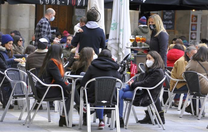 Varias personas toman algo en una terraza en Bilbao en una imagen de archivo