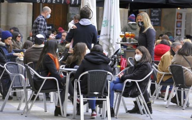Varias personas toman algo en una terraza en Bilbao en una imagen de archivo Varias personas toman algo en una terraza en Bilbao en una imagen de archivo