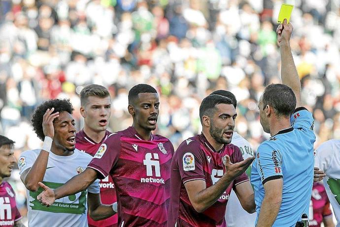 Sorloth, Isak y Merino protestan la tarjeta amarilla que vio el sueco. Foto: Efe