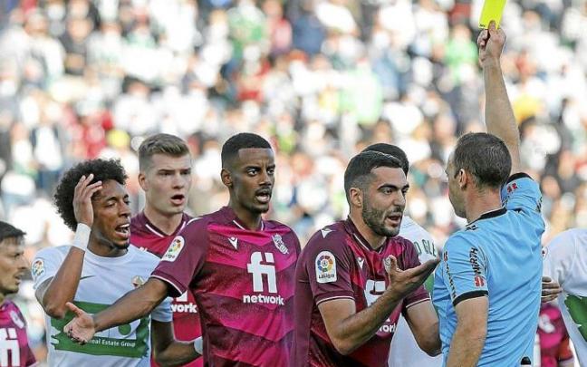 Sorloth, Isak y Merino protestan la tarjeta amarilla que vio el sueco. Foto: Efe