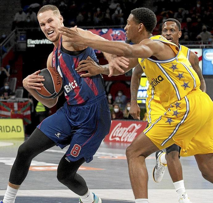 Sedekerskis, en la imagen defendido por Taylor, sufrió un calvario atrás ante el poderío de Williams. Foto: Josu Chavarri