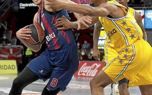 Sedekerskis, en la imagen defendido por Taylor, sufrió un calvario atrás ante el poderío de Williams. Foto: Josu Chavarri