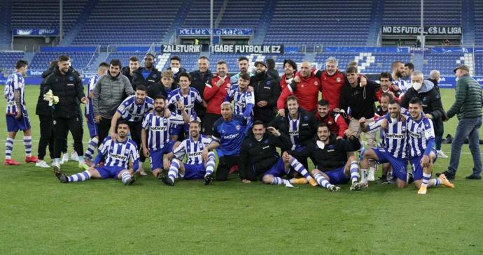 Jugadores del Alavés celebrando la permanencia tras ganar en el partido Alavés - Granada