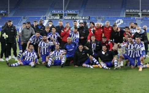 Jugadores del Alavés celebrando la permanencia tras ganar en el partido Alavés - Granada