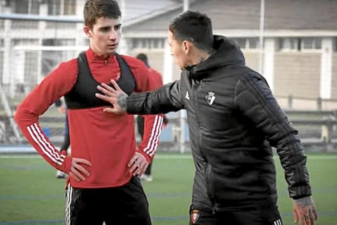 Chimy Ávila alecciona a un canterano durante una de las sesiones de trabajo en Tajonar. Foto: Club Atlético Osasuna