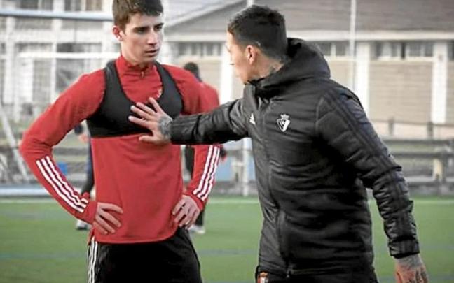 Chimy Ávila alecciona a un canterano durante una de las sesiones de trabajo en Tajonar. Foto: Club Atlético Osasuna