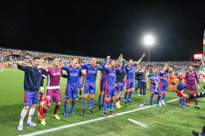 La plantilla del Amorebieta celebra a lo grande el ascenso a LaLiga Smartabank.