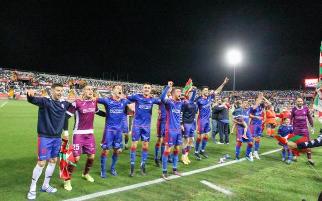 La plantilla del Amorebieta celebra a lo grande el ascenso a LaLiga Smartabank.