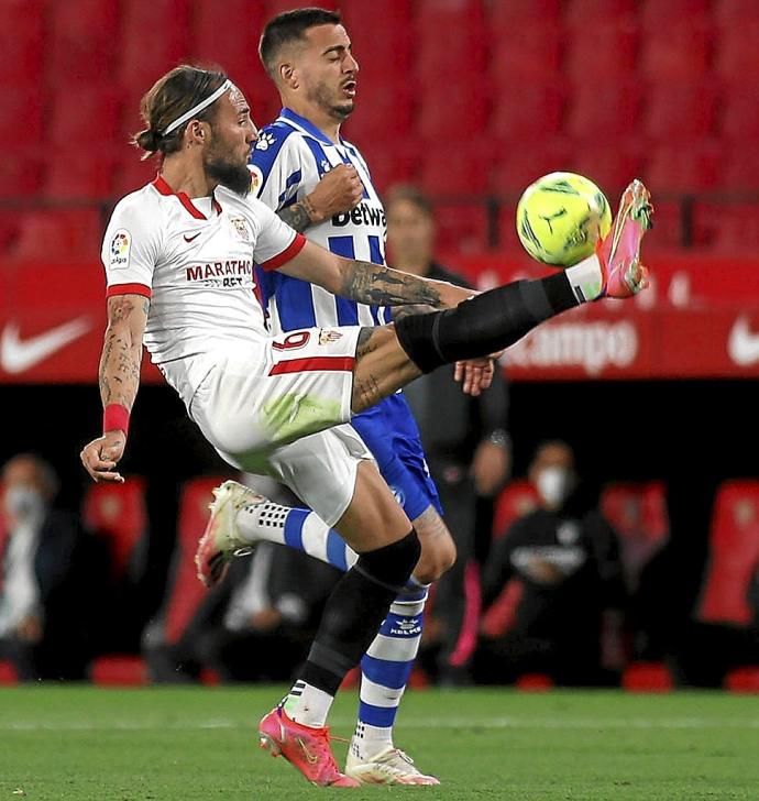 El Sevilla trata de jugar al despiste camuflando su interés por Joselu para rebajar el precio del gallego. Foto: Área 11