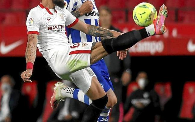 El Sevilla trata de jugar al despiste camuflando su interés por Joselu para rebajar el precio del gallego. Foto: Área 11