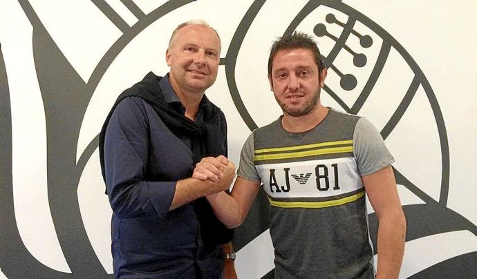 Hakan Mild, junto a Nihat Kahveci, en su última visita a Anoeta. Foto: Real Sociedad