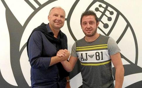 Hakan Mild, junto a Nihat Kahveci, en su última visita a Anoeta. Foto: Real Sociedad Hakan Mild, junto a Nihat Kahveci, en su última visita a Anoeta. Foto: Real Sociedad