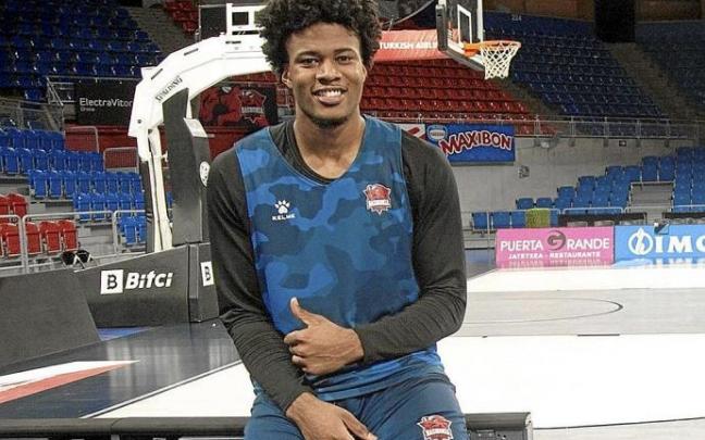 Steven Enoch posa en el Buesa Arena antes de la entrevista. Foto: Josu Chavarri