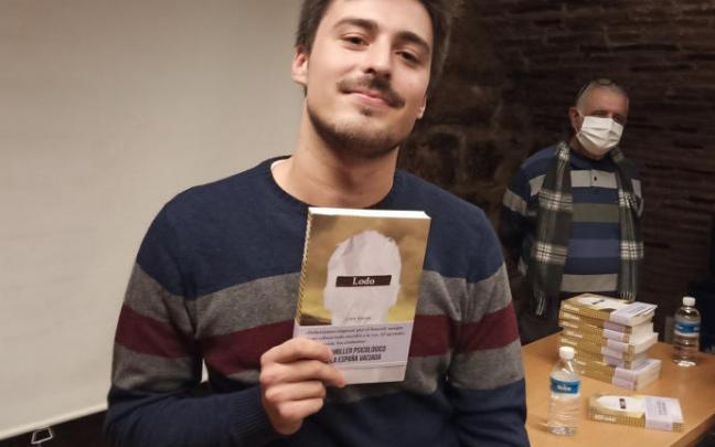 Julen Azcona, en la presentación de 'Lodo' en la Biblioteca de Estella-Lizarra. Julen Azcona, en la presentación de 'Lodo' en la Biblioteca de Estella-Lizarra.
