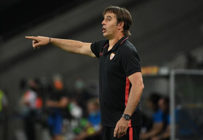 Julen Lopetegui, dando instrucciones en el banquillo del Sevilla.