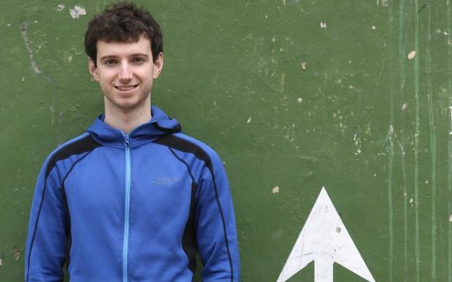 Julen Martija, en el frontón de Amezketa.