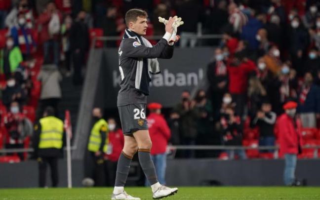 Julen Agirrezabala aplaude a la grada tras el partido contra el Real Madrid en San Mamés. Julen Agirrezabala aplaude a la grada tras el partido contra el Real Madrid en San Mamés.
