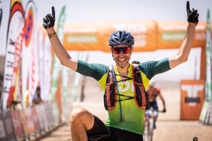Julen Zubero celebra su victoria en la segunda etapa de la Titan Desert.