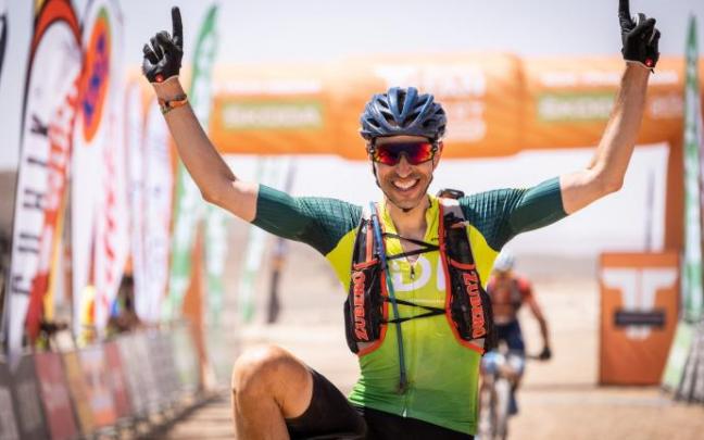 Julen Zubero celebra su victoria en la segunda etapa de la Titan Desert. Julen Zubero celebra su victoria en la segunda etapa de la Titan Desert.