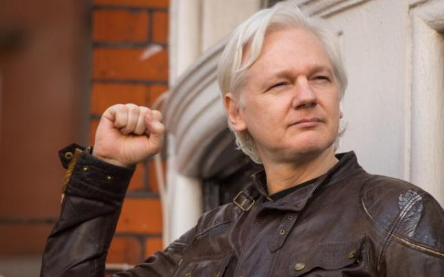 Assange hablando con los medios desde el balcón de la embajada de Ecuador. Assange hablando con los medios desde el balcón de la embajada de Ecuador.