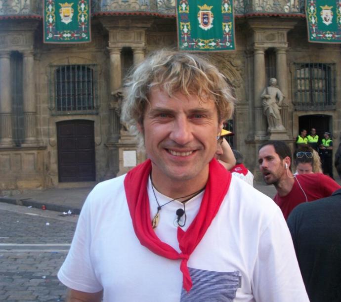 Julian Iantzi, de San Fermín, ante la fachada del Ayuntamiento de Pamplona.