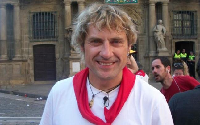 Julian Iantzi, de San Fermín, ante la fachada del Ayuntamiento de Pamplona. Julian Iantzi, de San Fermín, ante la fachada del Ayuntamiento de Pamplona.