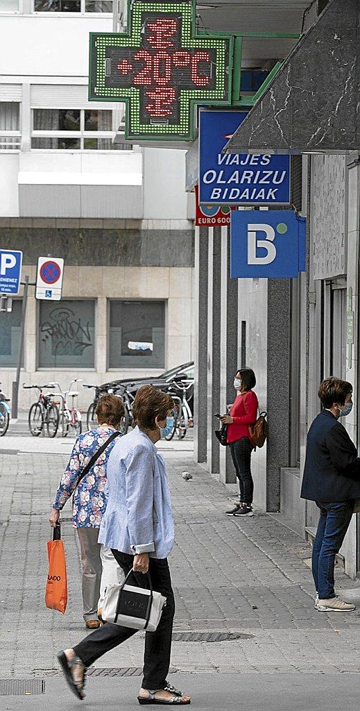 Termómetro en una farmacia de Lehendakari Leizaola. Foto: A. Larretxi