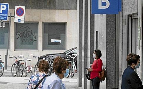 Termómetro en una farmacia de Lehendakari Leizaola. Foto: A. Larretxi