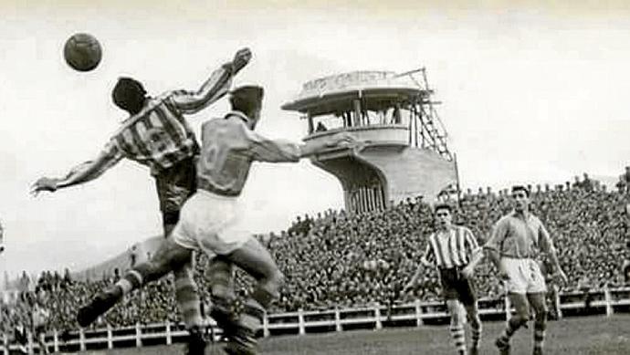 Así se entregaba, partido tras partido, Julio Remacha en el Deportivo Alavés. Su compañero Miguel Etxaniz, contempla la lucha del aragonés en Mendizorroza. Fotografía: Archivo de la Familia Remacha