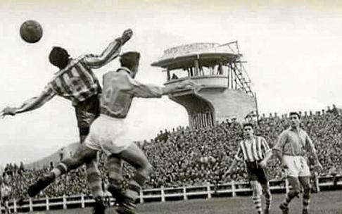 Así se entregaba, partido tras partido, Julio Remacha en el Deportivo Alavés. Su compañero Miguel Etxaniz, contempla la lucha del aragonés en Mendizorroza. Fotografía: Archivo de la Familia Remacha Así se entregaba, partido tras partido, Julio Remacha en el Deportivo Alavés. Su compañero Miguel Etxaniz, contempla la lucha del aragonés en Mendizorroza. Fotografía: Archivo de la Familia Remacha