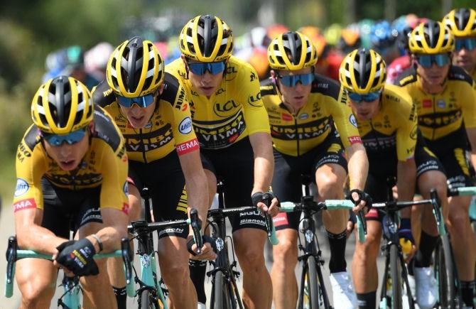 El Jumbo Visma tira del pelotón durante el Dauphiné de 2020.